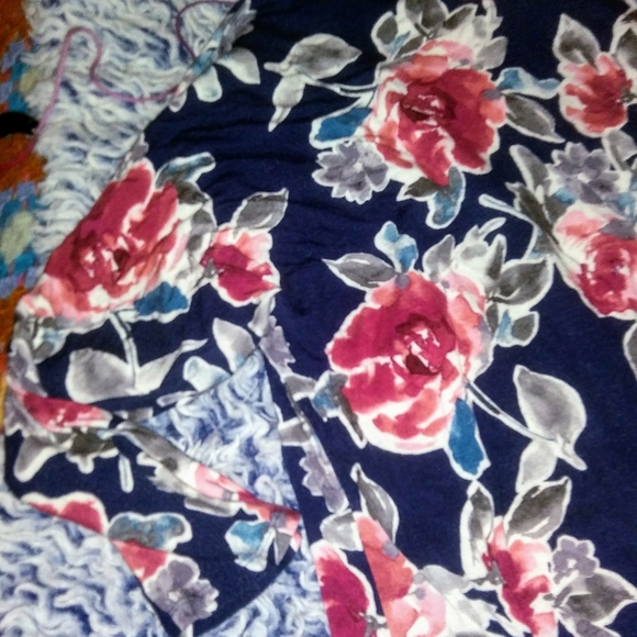 Studio B (by Bobeau) rose pattern tie-off blouse - Picture 5 of 7